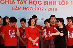 Học trò mếu máo xin lỗi cô giáo vì lười học trong ngày chia tay