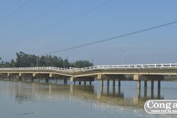 Chuyện bên cây cầu gãy