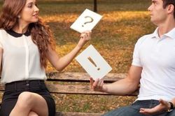 Không hài lòng vì bạn trai hay nói đi nói lại