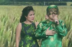 Akira Phan bị Cát Tường véo tai, lôi vào trong vì diễn nhảm