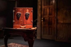 Ám ảnh câu chuyện về chiếc hộp Dybbuk kỳ bí