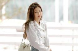 Chỉ diện quần jean và áo sơ mi trắng, Jennie (Black Pink) vẫn thu hút