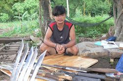 Biến gác xép của nhà thành nơi chế tạo vũ khí từ dao đến súng
