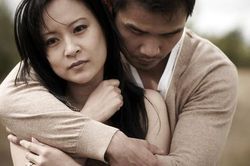 Chồng vẫn sát cánh lúc vợ vỡ hụi, mất nhà, nợ đầm đìa