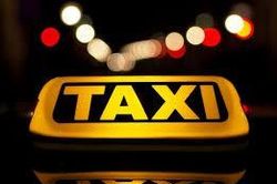 Hai thanh niên đánh gục tài xế taxi để quỵt tiền cước