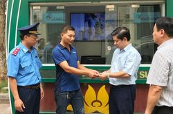 Nhốt xe, xử phạt tài xế taxi 'chặt chém' du khách ở Hà Nội