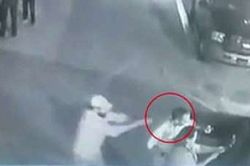 Clip: Đang selfie với cử tri, chính trị gia bị bắn chết