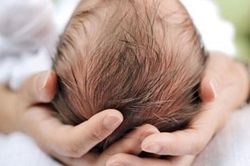 Con gái vụng về khi lần đầu làm mẹ
