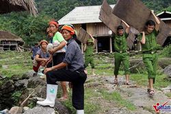 Hình ảnh tình quân dân cảm động giữa vùng lũ Hà Giang