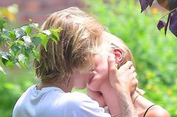 Justin Bieber và tình mới hôn nhau đắm đuối trong vườn hoa