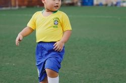 Cậu bé đi phượt từ 4 tháng tuổi lớn bổng trong bộ ảnh cổ vũ World Cup 2018