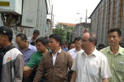 Bí thư Nhân đến chung cư thăm người dân Thủ Thiêm