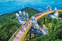 Bàn tay khổng lồ nâng đỡ cây cầu ở lưng chừng núi khiến thế giới bất ngờ