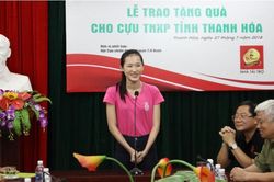 Người đẹp HHVN hát 'Cô gái mở đường' tặng cựu thanh niên xung phong