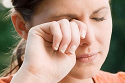 Tai hại không ngờ từ việc nhỏ chung lọ thuốc nhỏ mắt
