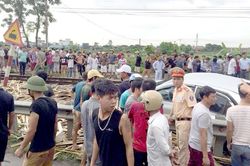 Tàu hỏa đâm ô tô ở Nam Định, 4 người thương vong