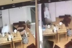 Cặp đôi mải mê làm 'chuyện ấy' ngay tại quán trà sữa, giật bắn mình khi nhân viên lên tận nơi bắt quả tang