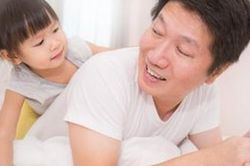 Ngỡ ngàng con gái 2 tuổi bám ba không rời sau 3 tháng xa cách