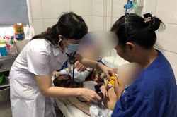 2 bé song sinh mắc sởi nguy kịch, lo ngại dịch bùng phát