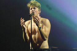 Báo động: Charlie Puth khoe thân hình xồ xề, bụng ngấn mỡ trong đêm concert mới nhất