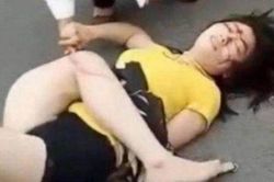 Người phụ nữ ngất, biến dạng trên đường, lý do không ngờ kinh hoàng...