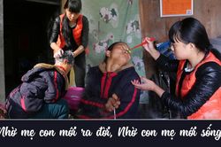 Cô bé chăm mẹ tàn tật suốt 10 năm, đi học xa nhà muốn mang mẹ theo để chăm sóc