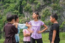 Vợ ca sĩ Việt Hoàn đem 2 con gái 'rượu' vào đóng MV cổ trang