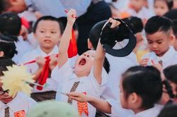 Tâm trạng trong lễ khai giảng của các 'sinh viên đại học chữ to' ra sao?