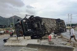 Xe khách lật nghiêng trên phố, hàng chục người bị thương