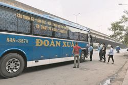 Xe khách Đoàn Xuân vẫn duy trì bến 'cóc' tại đường Nguyễn Xiển