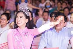 Hoa hậu Tiểu Vy cười hết cỡ khi chơi trò chơi Trung thu