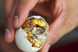 'Tác dụng phụ' rất đáng sợ của trứng vịt lộn nên lưu ý