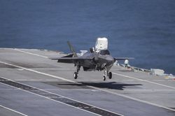 Xem siêu tiêm kích F-35B cất hạ cánh trên tàu sân bay Anh