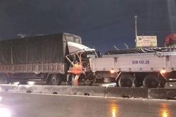 Va chạm giữa hai xe tải, tài xế mắc kẹt trong cabin kêu cứu