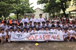 Hình ảnh HLV Park Hang Seo giao lưu cùng các em nhỏ tại Bình Định