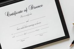 Người phụ nữ thông báo việc ly hôn như mới được khai sinh