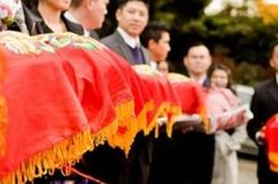 Thông gia 'đại chiến' vì đón dâu xa