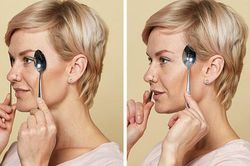 Chỉ dùng thìa massage mà sau 2 tuần đã có da mặt căng mọng