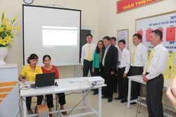 Thí điểm hướng dẫn, hỗ trợ công dân thực hiện dịch vụ công trực tuyến tại điểm Bưu điện - Văn hóa xã