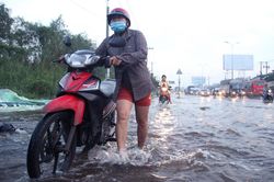 Lội bì bõm đi làm buổi sáng ở Sài Gòn