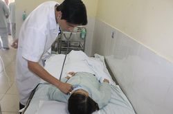 Tức ngực suốt 3 tháng vì xương vịt đâm vào phế quản