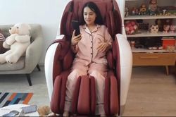Nhã Phương xinh tươi livestream trò chuyện với fan nhưng vòng 2 lùm lùm lại gây chú ý hơn cả