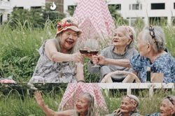 'Hội chị em' U90 quyết định 'lên đồ' đi 'picnic' trong viện dưỡng lão mừng ngày 20/10