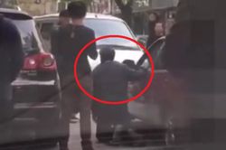Clip: Đi ngược chiều, gã côn đồ rút dao ép tài xế taxi đi đúng quỳ xin lỗi