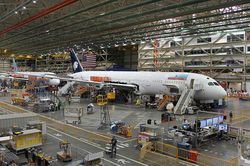 Bên trong nhà máy lắp ráp máy bay lớn nhất thế giới của Boeing