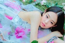 Jennie (Black Pink) mặc váy gần 10.000 USD quảng bá ca khúc mới