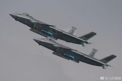 Tiêm kích tàng hình J-20 của TQ lộ điểm yếu khi khoe vũ khí