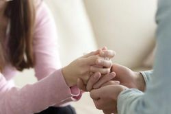 Người chồng quỳ trước tòa xin thề cai nghiện cờ bạc để vợ quay về