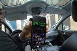 Từ chối trả 7 triệu tiền taxi cặp du khách nước ngoài bị tài xế nhốt trong xe