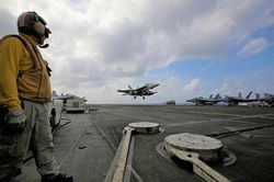 Sau khi cặp B-52 xuất hiện gần Biển Đông, mẫu hạm Mỹ lại cập cảng Hong Kong